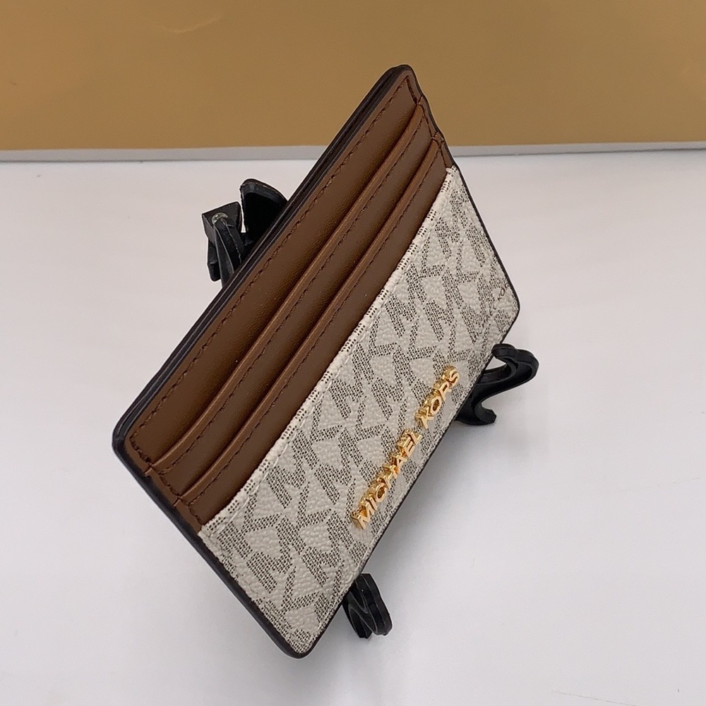 MICHAEL KORS
Leather Large Card Holder Case Wallet
Vanilla signature col… - Picture 8 of 10